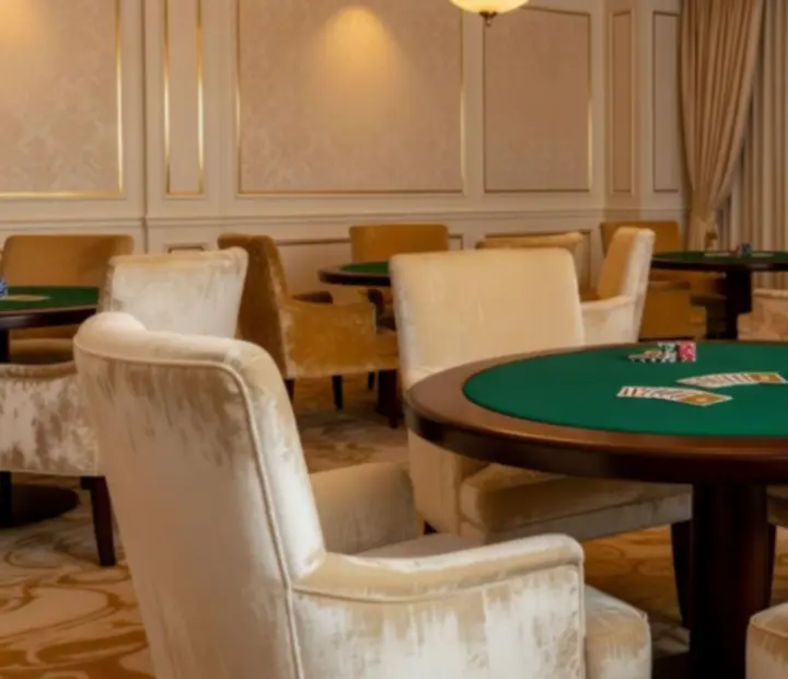 Stolik pokerowy w eleganckim lounge restauracji